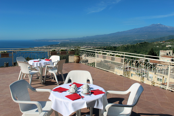 Ristorante il terrazzo del' Hotel Lido Mediterranee a Taormina in Sicilia