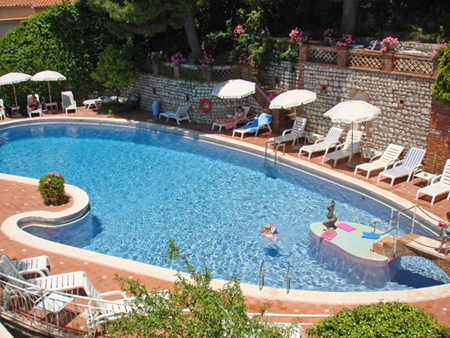 La Piscina panoramica dell' Hotel Lido Mediterranee a Taormina in Sicilia